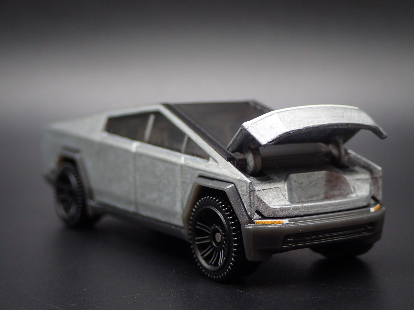 2024-2025 TESLA CYBERTRUCK 1:64 SCALE COLLECTIBLE DIORAMA DIECAST MODEL CAR