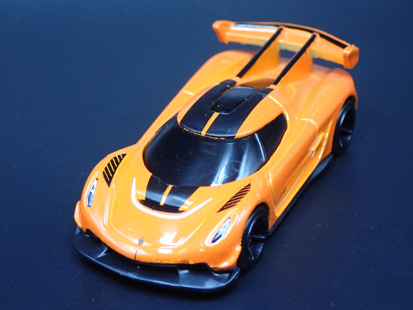 2021-2025 KOENIGSEGG JESKO SUPER CAR ORANGE 1:64 SCALE DIORAMA DIECAST MODEL CAR