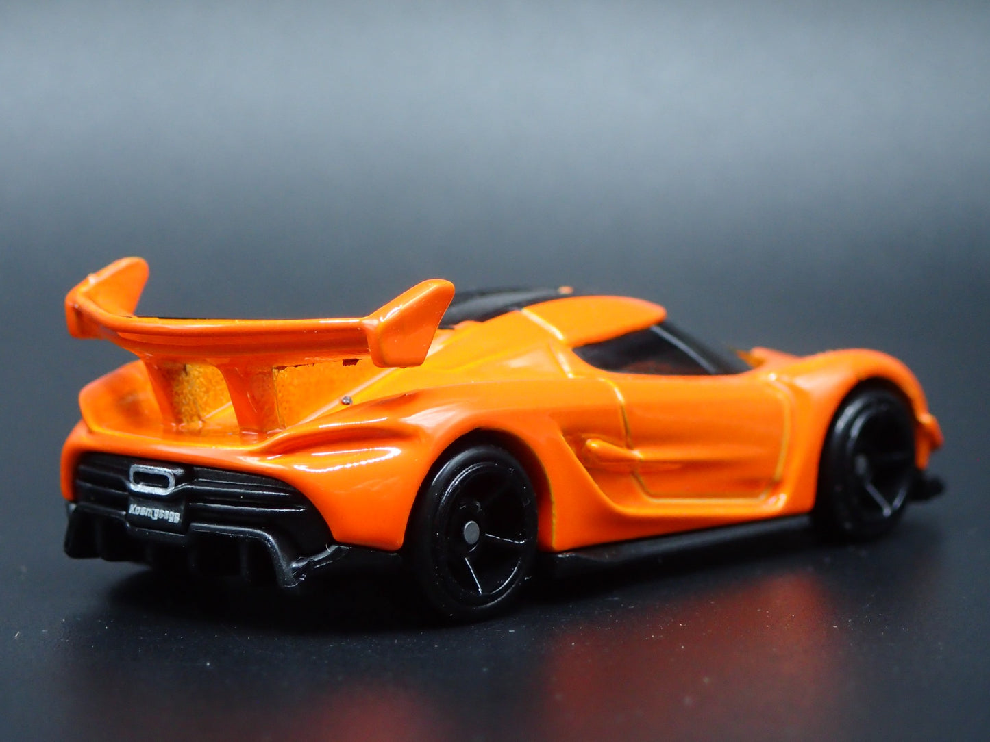 2021-2025 KOENIGSEGG JESKO SUPER CAR ORANGE 1:64 SCALE DIORAMA DIECAST MODEL CAR