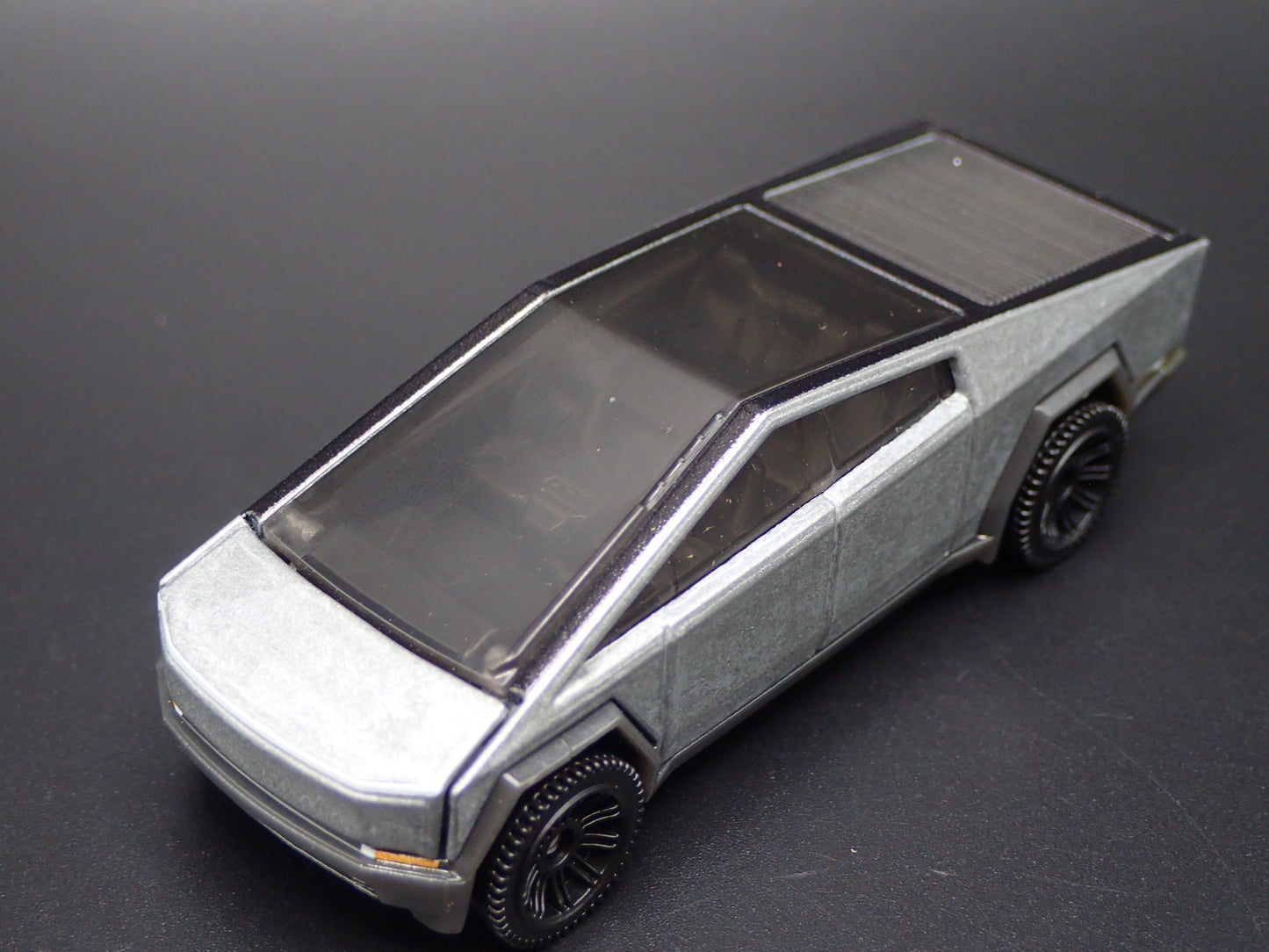 2024-2025 TESLA CYBERTRUCK 1:64 SCALE COLLECTIBLE DIORAMA DIECAST MODEL CAR