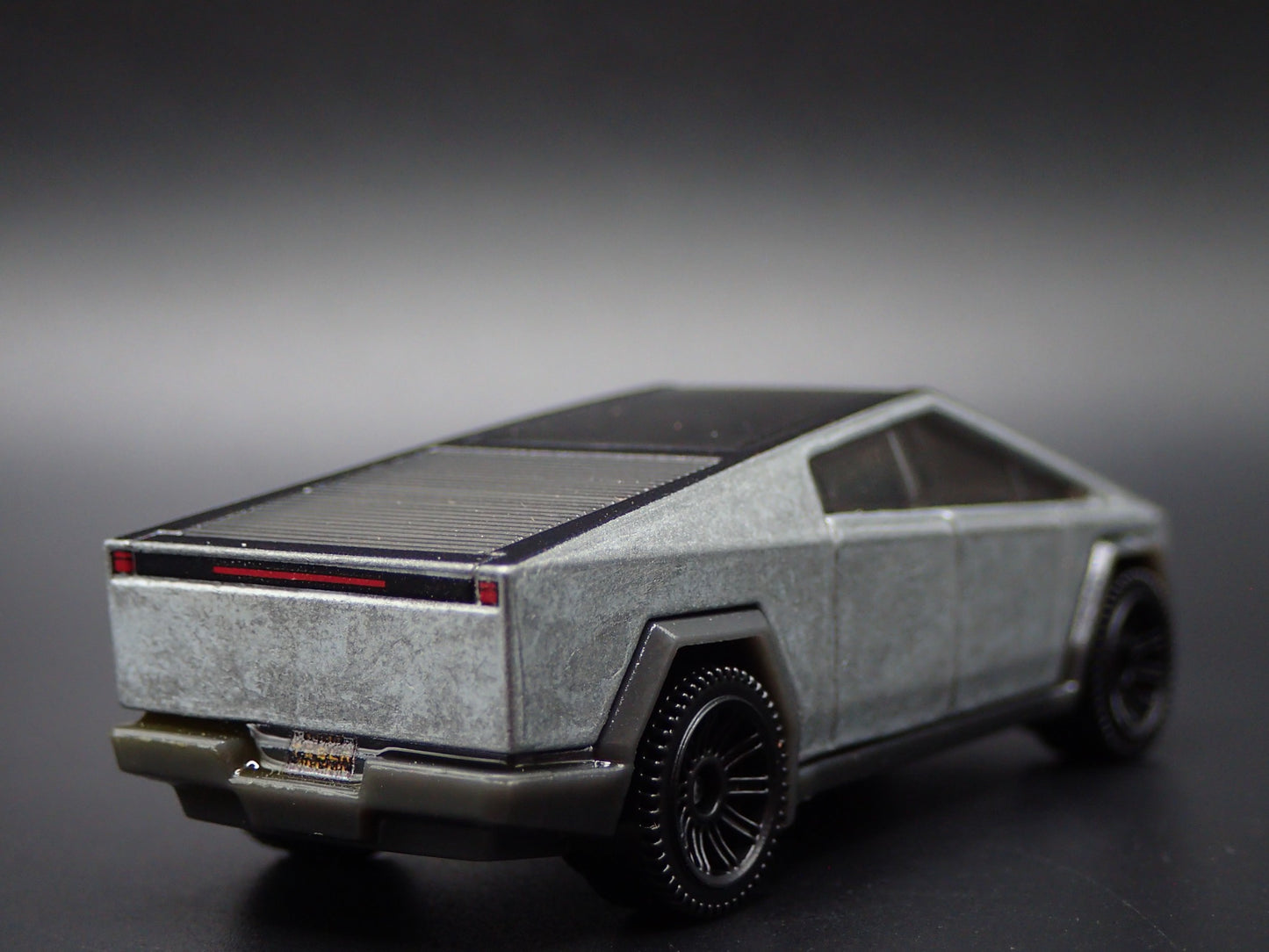 2024-2025 TESLA CYBERTRUCK 1:64 SCALE COLLECTIBLE DIORAMA DIECAST MODEL CAR