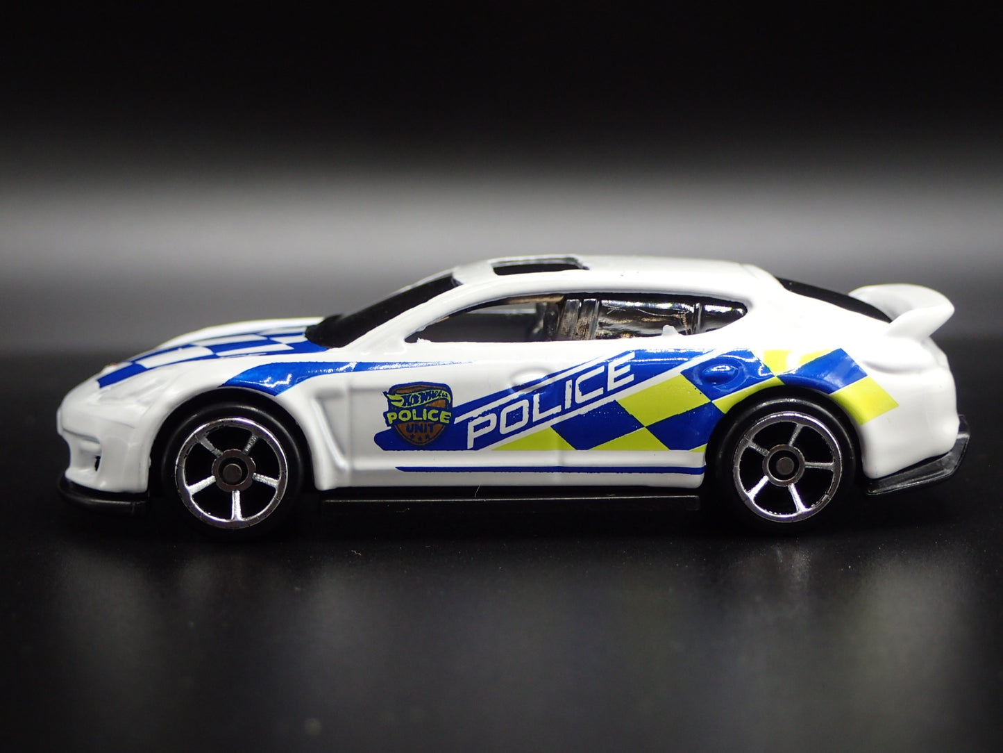 2009-2016 PORSCHE PANAMERA POLICE WHITE 1:64 SCALE DIORAMA DIECAST MODEL CAR