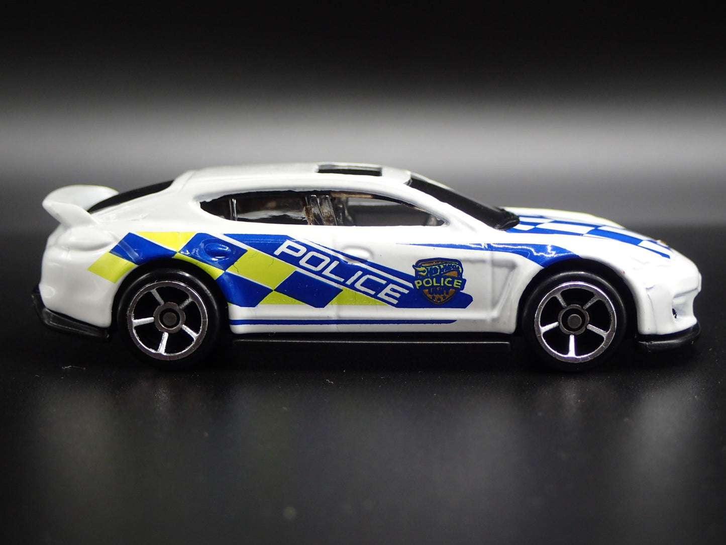 2009-2016 PORSCHE PANAMERA POLICE WHITE 1:64 SCALE DIORAMA DIECAST MODEL CAR