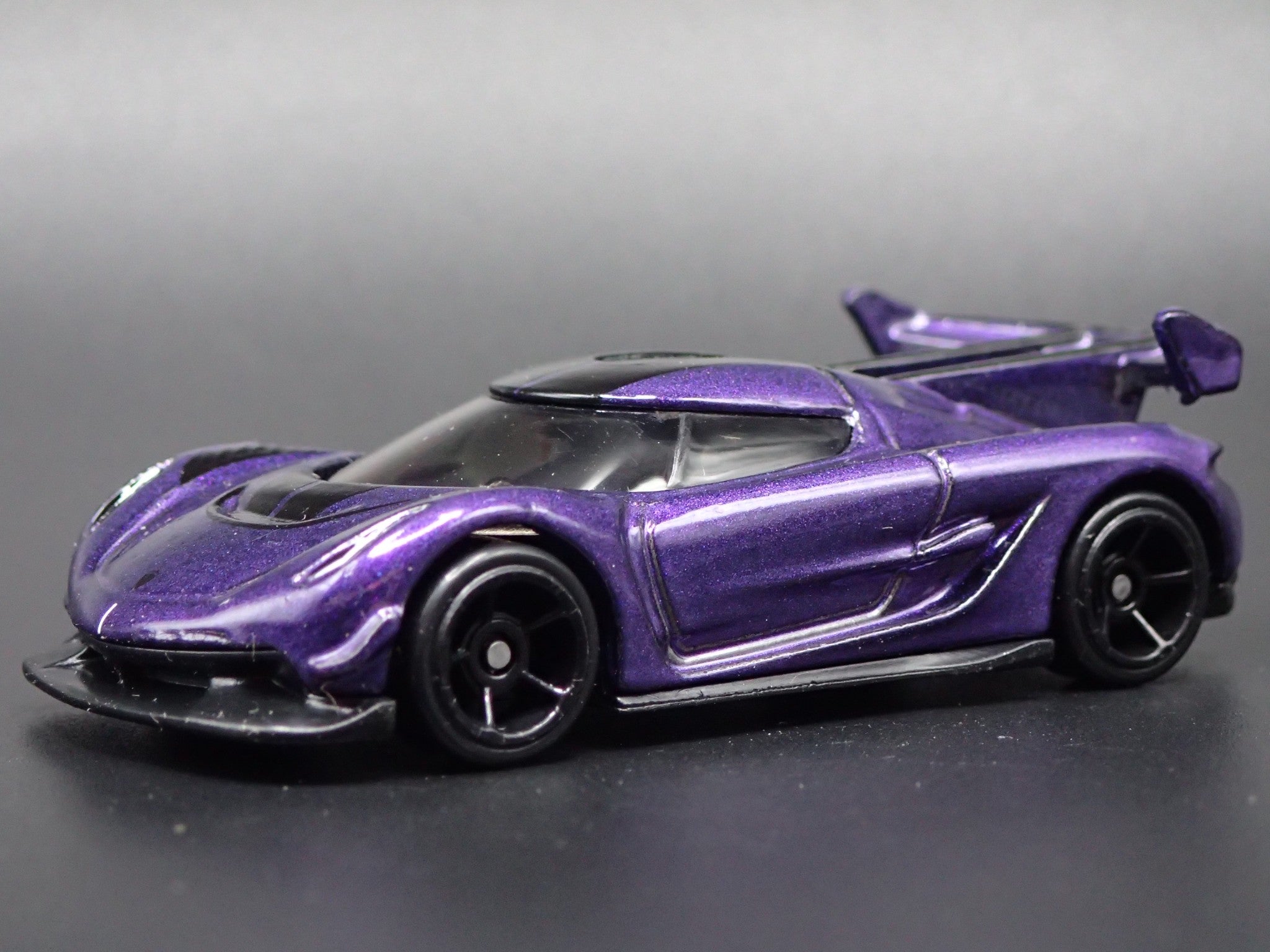2021-2025 KOENIGSEGG JESKO SUPER CAR PURPLE 1:64 SCALE DIORAMA