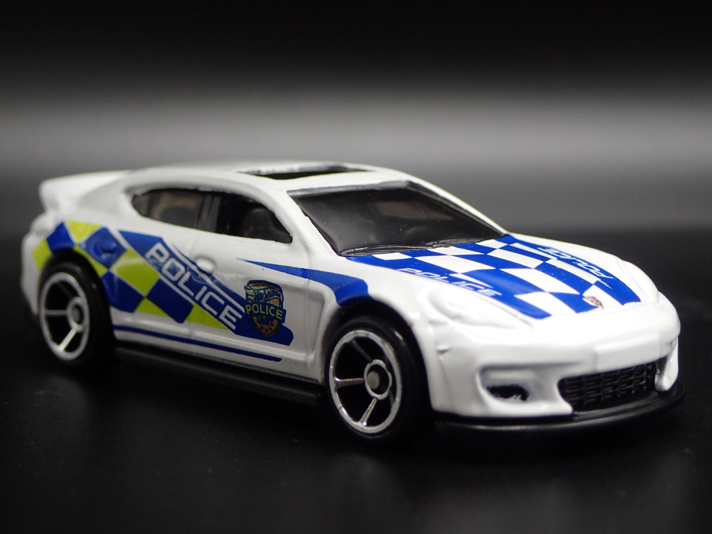 2009-2016 PORSCHE PANAMERA POLICE WHITE 1:64 SCALE DIORAMA DIECAST MODEL CAR