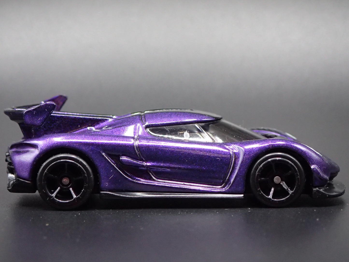 2021-2025 KOENIGSEGG JESKO SUPER CAR PURPLE 1:64 SCALE DIORAMA DIECAST MODEL CAR
