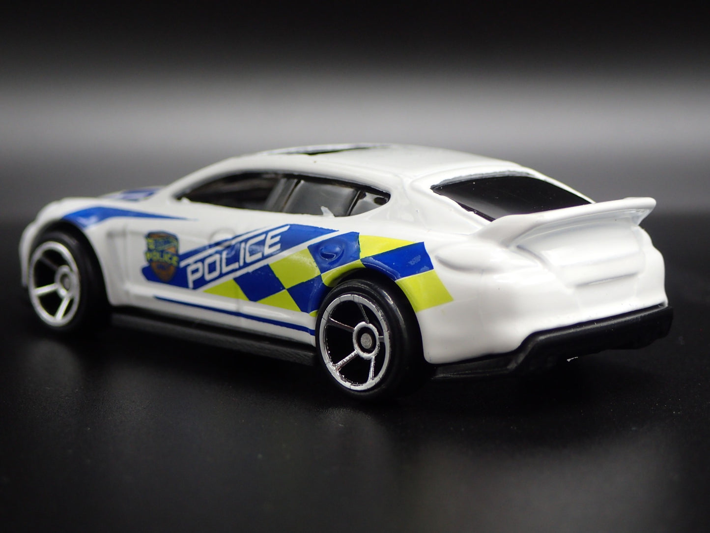 2009-2016 PORSCHE PANAMERA POLICE WHITE 1:64 SCALE DIORAMA DIECAST MODEL CAR