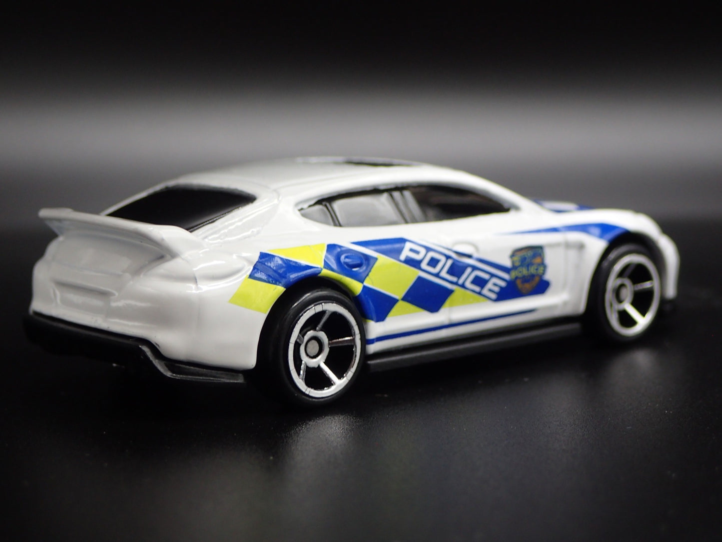 2009-2016 PORSCHE PANAMERA POLICE WHITE 1:64 SCALE DIORAMA DIECAST MODEL CAR