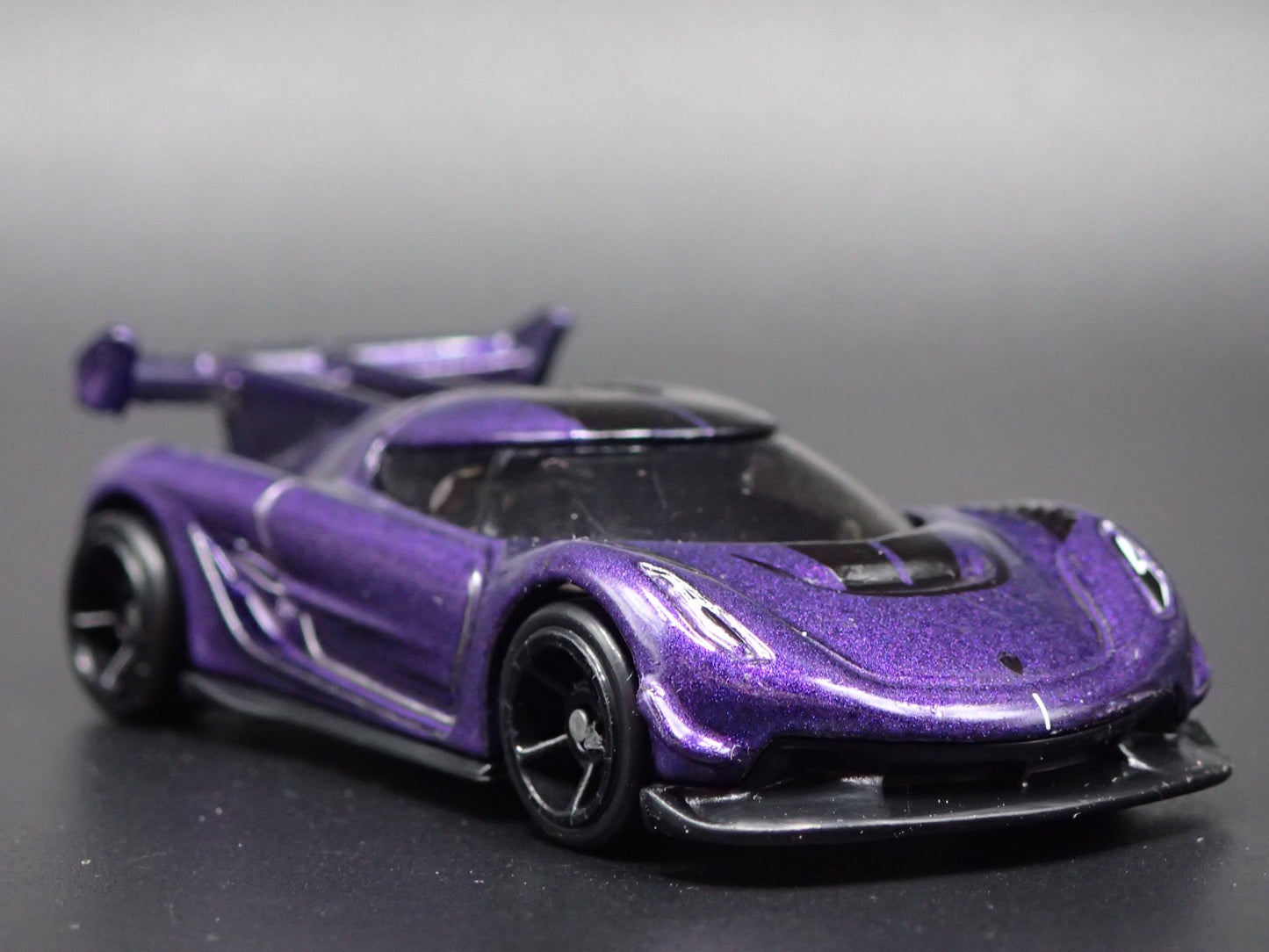 2021-2025 KOENIGSEGG JESKO SUPER CAR PURPLE 1:64 SCALE DIORAMA DIECAST MODEL CAR