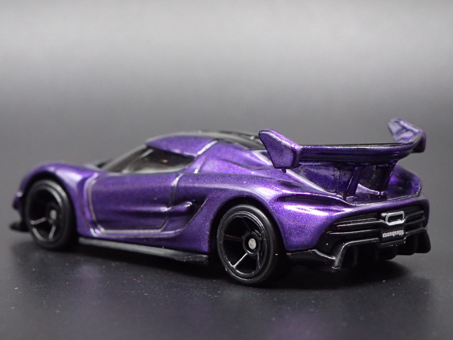 2021-2025 KOENIGSEGG JESKO SUPER CAR PURPLE 1:64 SCALE DIORAMA DIECAST MODEL CAR