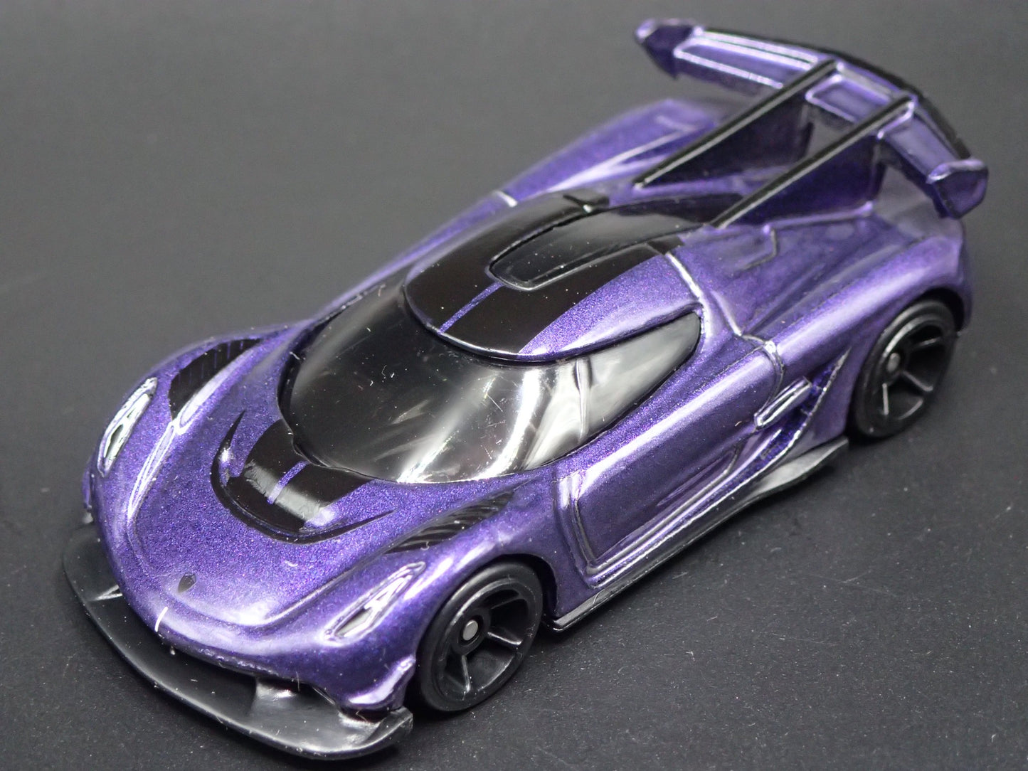 2021-2025 KOENIGSEGG JESKO SUPER CAR PURPLE 1:64 SCALE DIORAMA DIECAST MODEL CAR