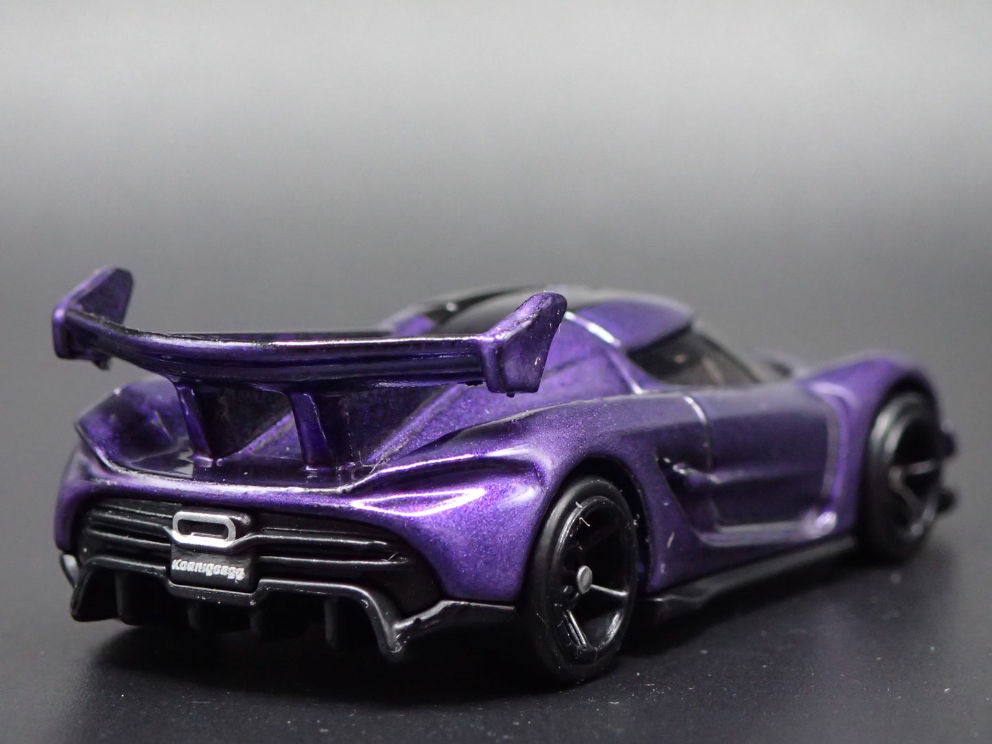 2021-2025 KOENIGSEGG JESKO SUPER CAR PURPLE 1:64 SCALE DIORAMA DIECAST MODEL CAR