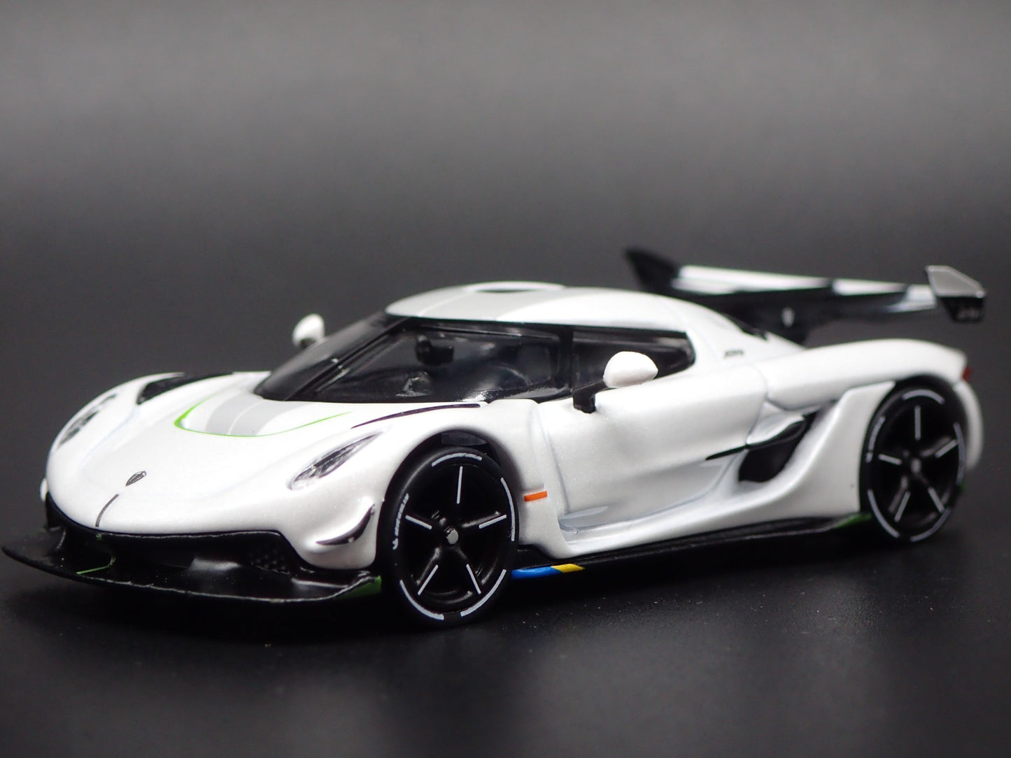 2021-2025 KOENIGSEGG JESKO ATTACK SUPER CAR 1:64 SCALE DIORAMA DIECAST MODEL CAR