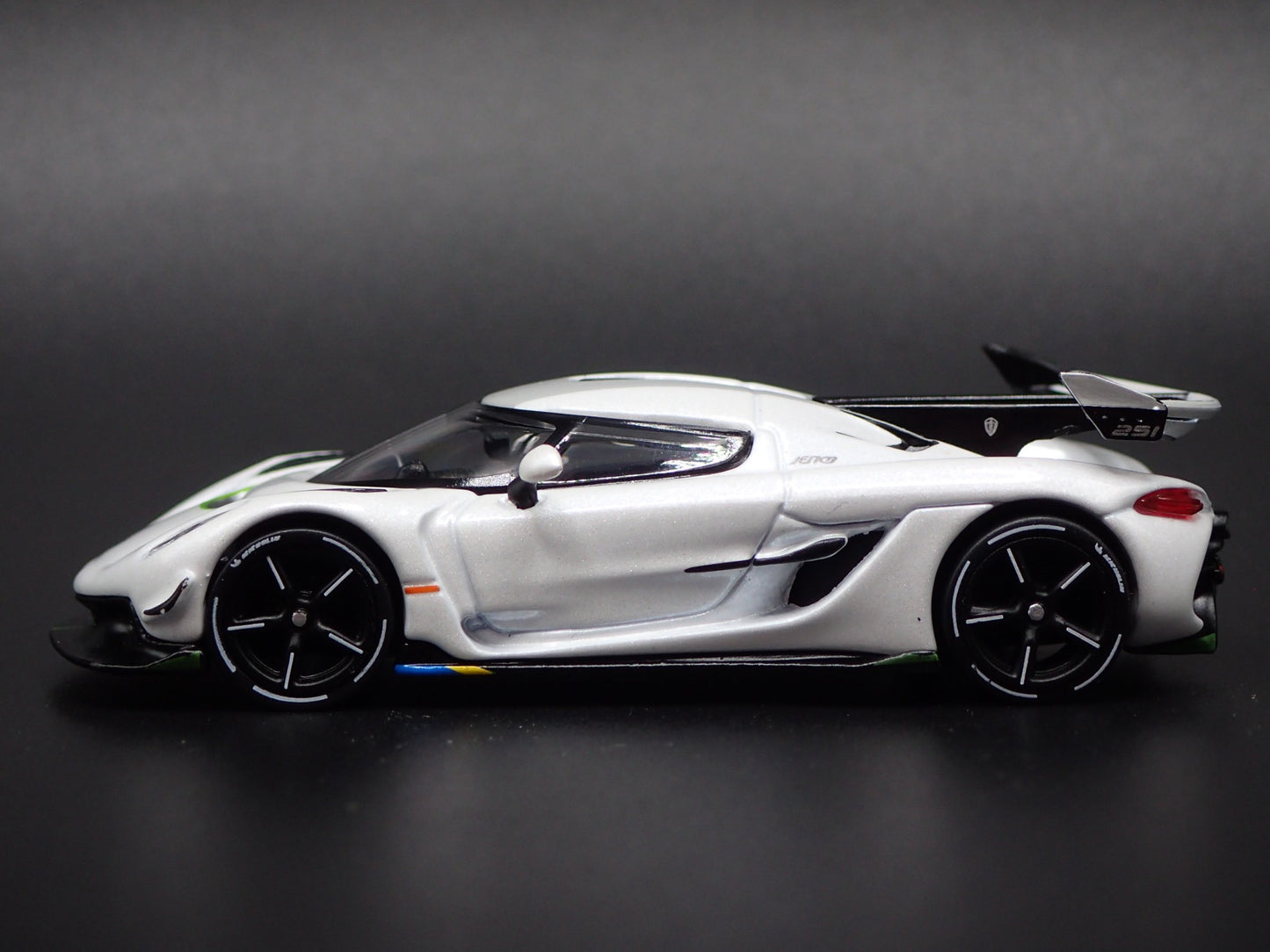 2021-2025 KOENIGSEGG JESKO ATTACK SUPER CAR 1:64 SCALE DIORAMA DIECAST MODEL CAR