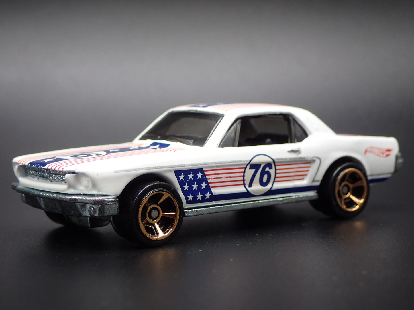 1965 65 FORD MUSTANG COUPE STARS AND STRIPE 1:64 SCALE DIORAMA DIECAST MODEL CAR