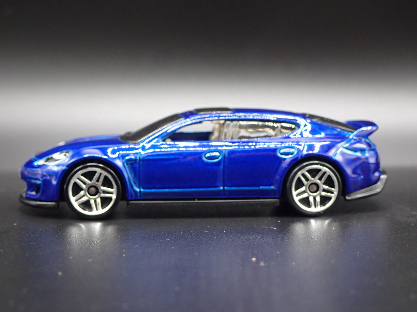 2010-2016 PORSCHE PANAMERA BLUE 1:64 SCALE COLLECTIBLE DIORAMA DIECAST MODEL CAR