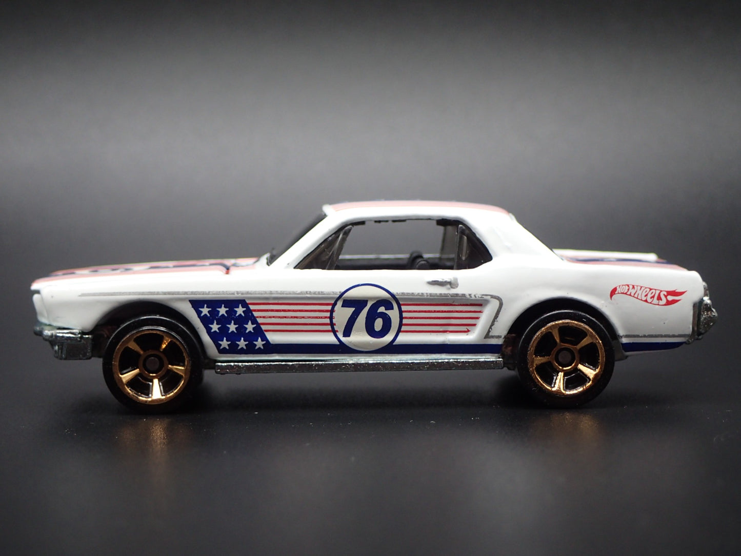 1965 65 FORD MUSTANG COUPE STARS AND STRIPE 1:64 SCALE DIORAMA DIECAST MODEL CAR