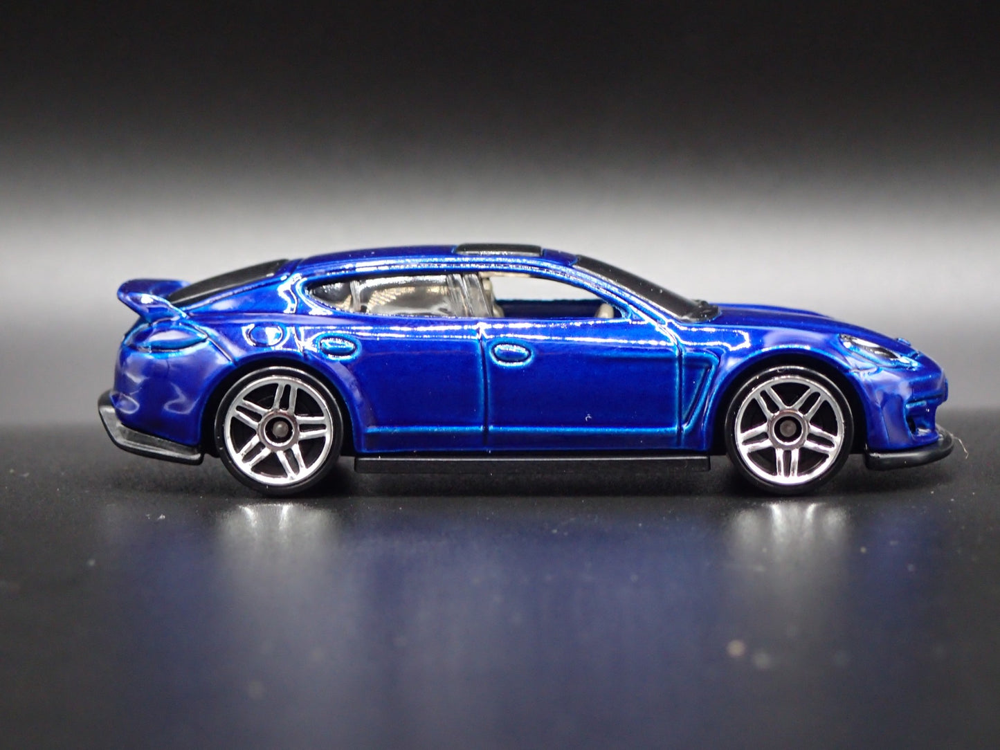 2010-2016 PORSCHE PANAMERA BLUE 1:64 SCALE COLLECTIBLE DIORAMA DIECAST MODEL CAR