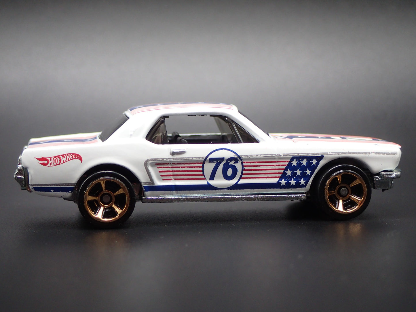 1965 65 FORD MUSTANG COUPE STARS AND STRIPE 1:64 SCALE DIORAMA DIECAST MODEL CAR