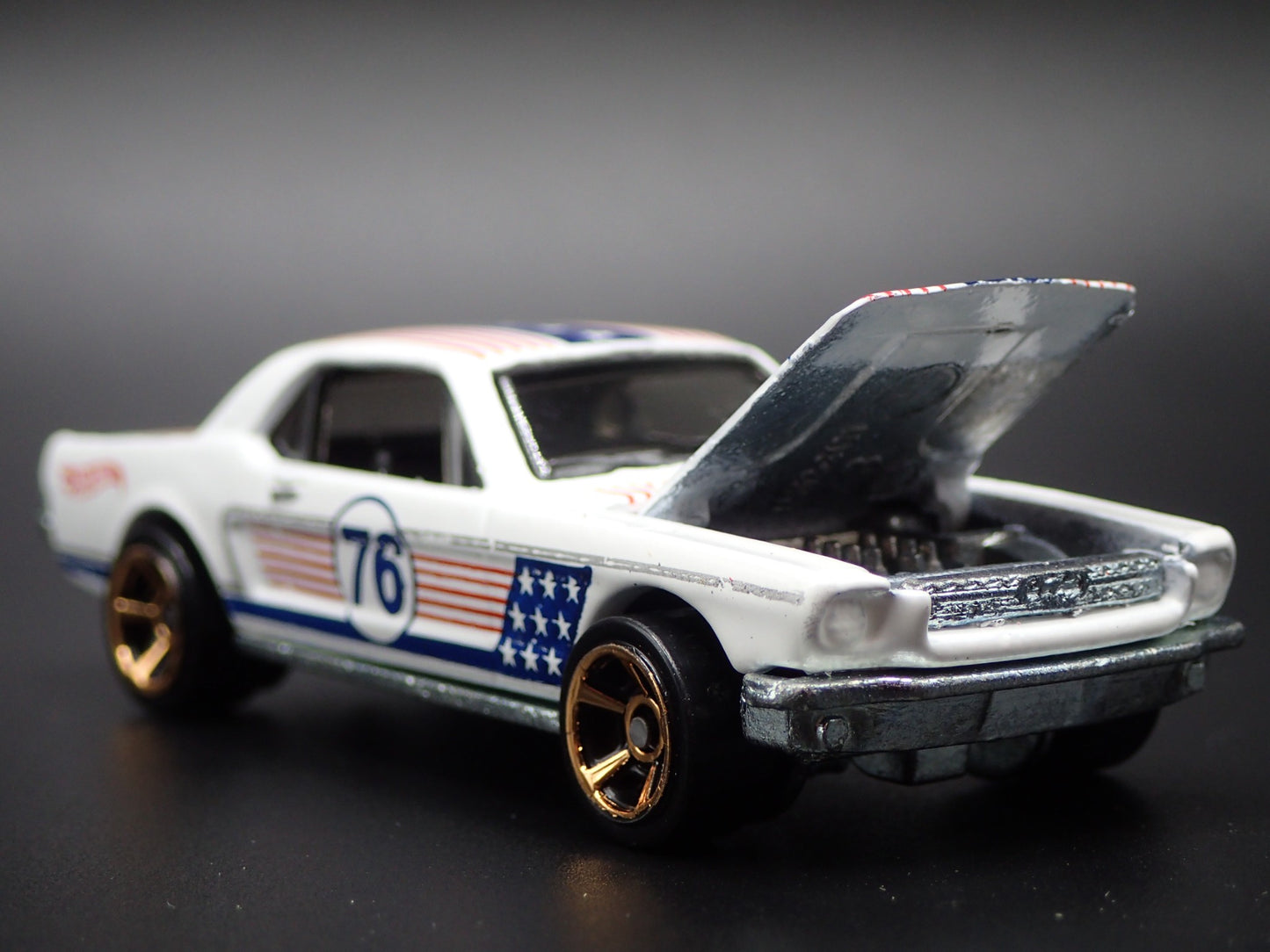 1965 65 FORD MUSTANG COUPE STARS AND STRIPE 1:64 SCALE DIORAMA DIECAST MODEL CAR