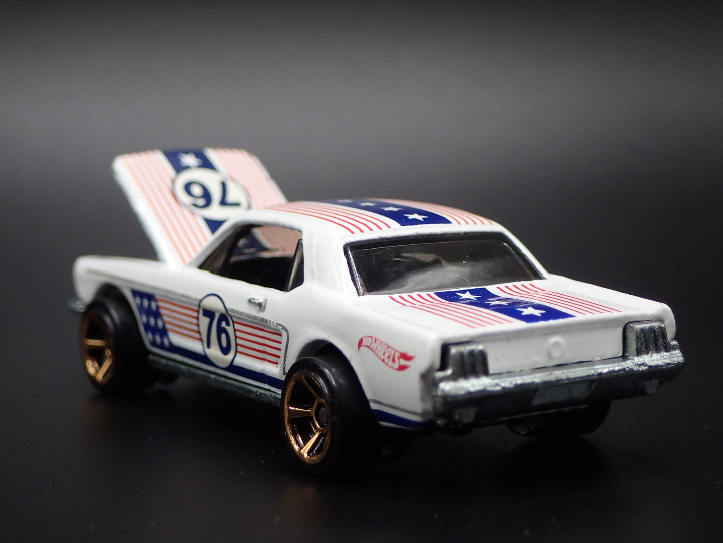 1965 65 FORD MUSTANG COUPE STARS AND STRIPE 1:64 SCALE DIORAMA DIECAST MODEL CAR