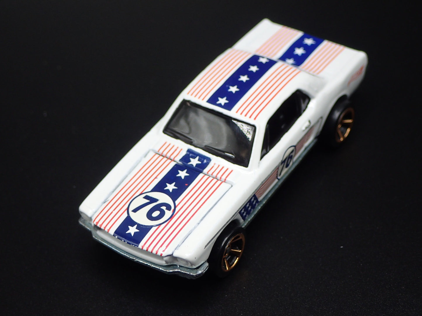 1965 65 FORD MUSTANG COUPE STARS AND STRIPE 1:64 SCALE DIORAMA DIECAST MODEL CAR