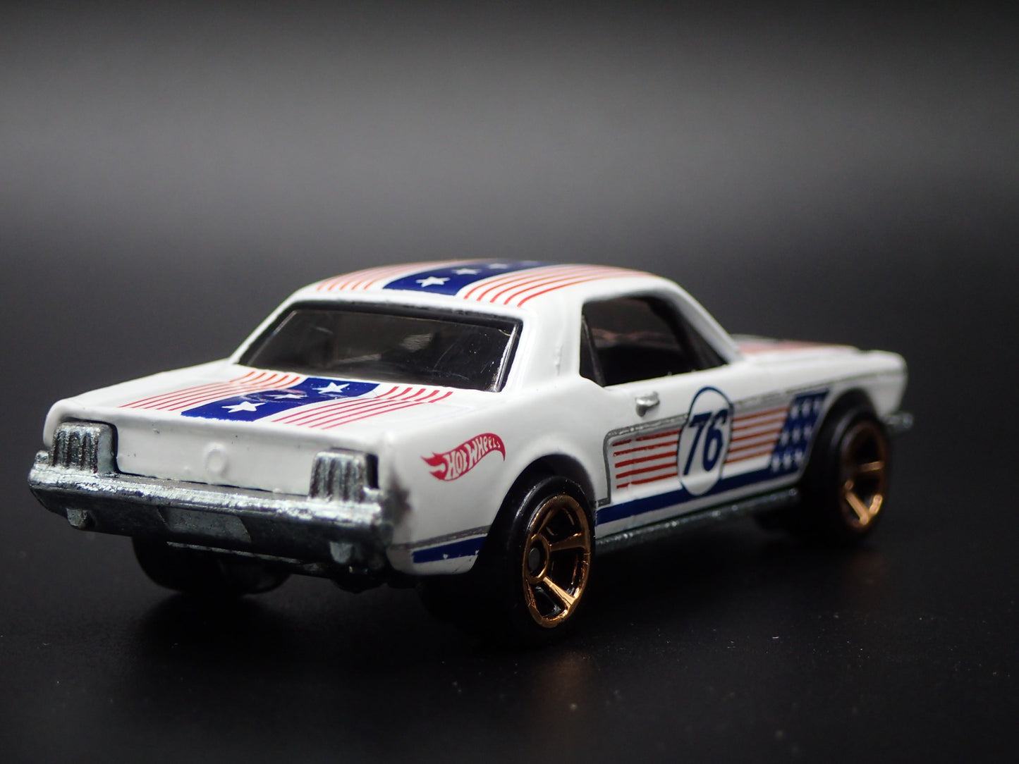 1965 65 FORD MUSTANG COUPE STARS AND STRIPE 1:64 SCALE DIORAMA DIECAST MODEL CAR