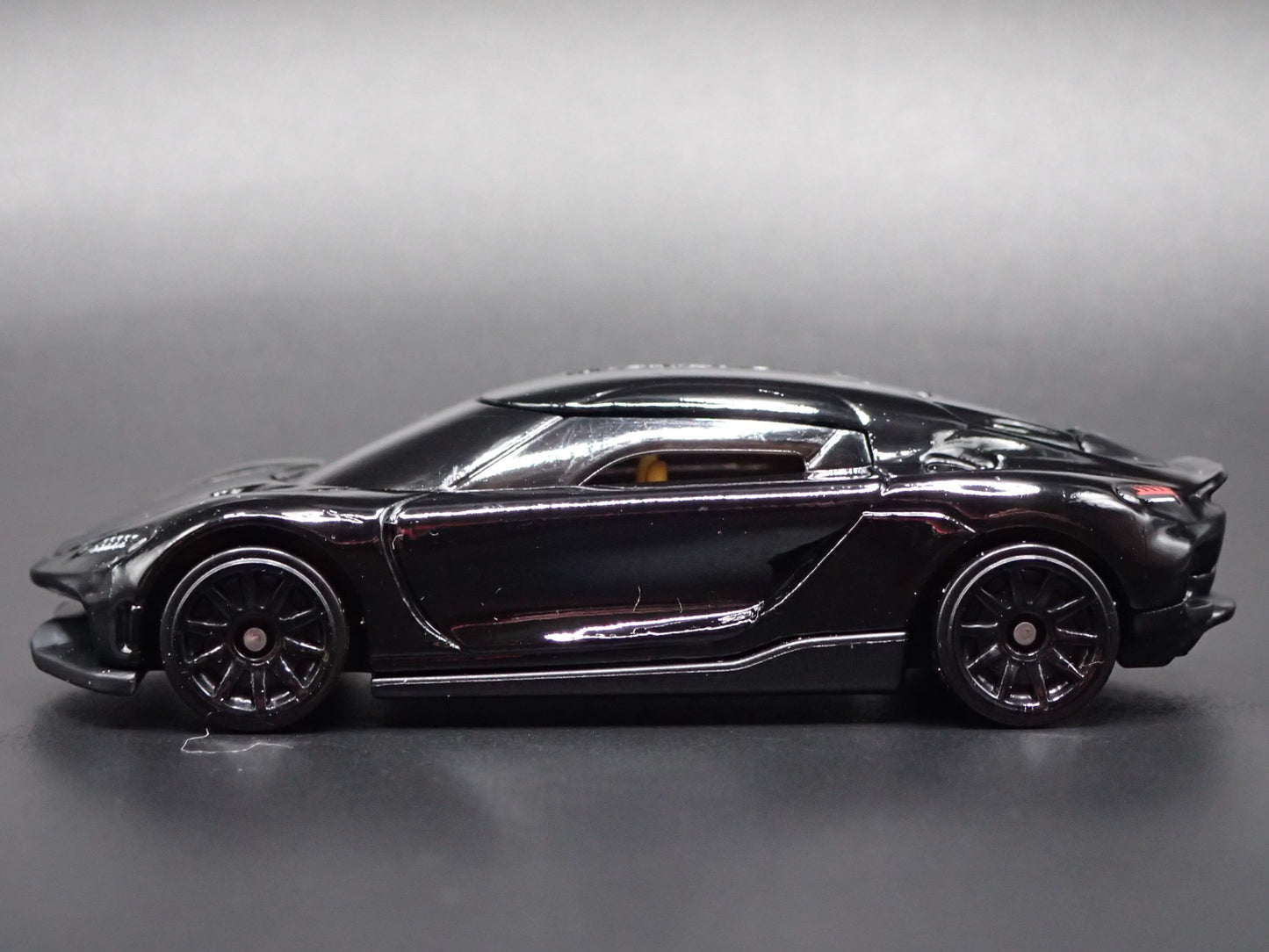 2024-2025 KOENIGSEGG GEMERA SUPER CAR BLACK 1:64 SCALE DIORAMA DIECAST MODEL CAR