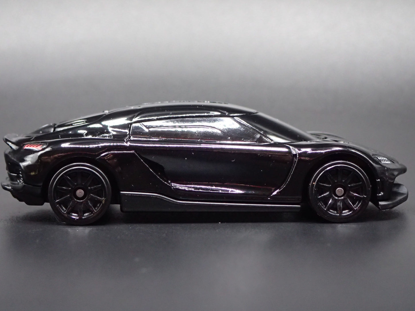 2024-2025 KOENIGSEGG GEMERA SUPER CAR BLACK 1:64 SCALE DIORAMA DIECAST MODEL CAR