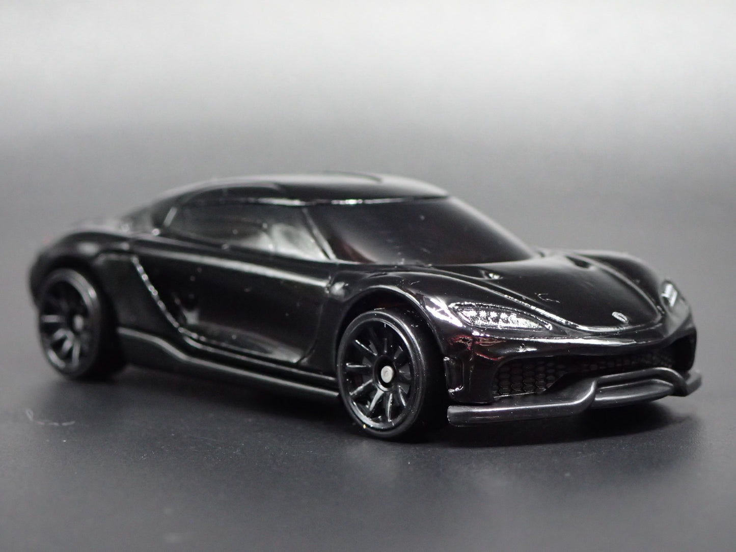 2024-2025 KOENIGSEGG GEMERA SUPER CAR BLACK 1:64 SCALE DIORAMA DIECAST MODEL CAR