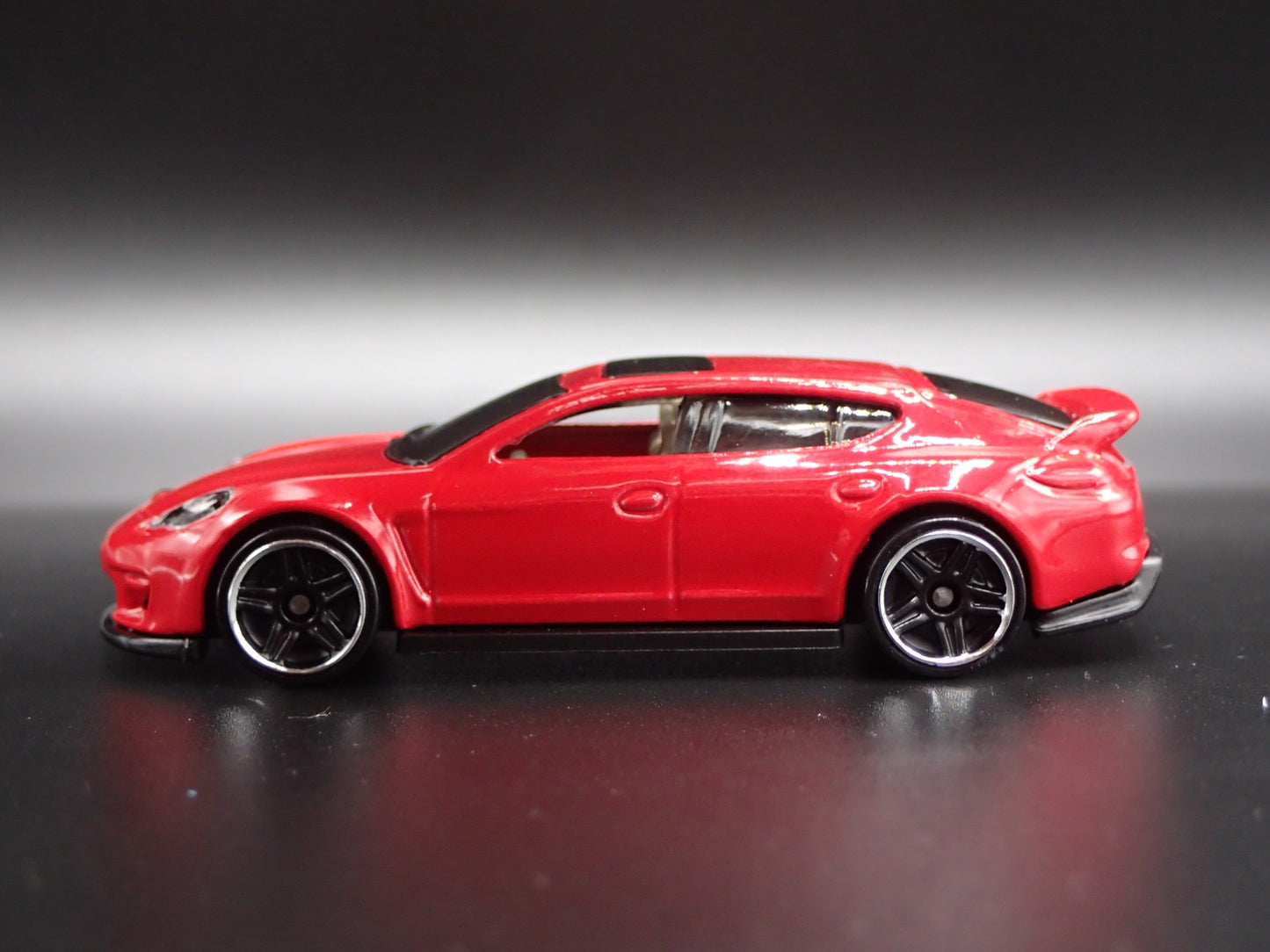 2009-2016 PORSCHE PANAMERA RED 1:64 SCALE COLLECTIBLE DIORAMA DIECAST MODEL CAR