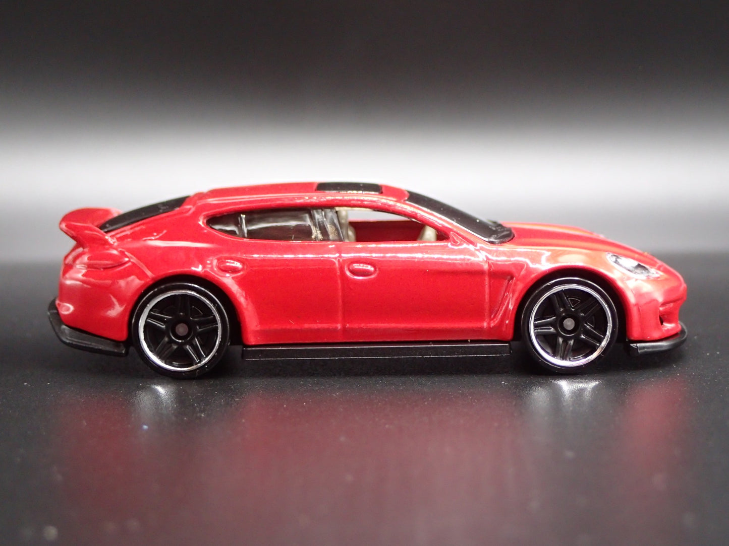 2009-2016 PORSCHE PANAMERA RED 1:64 SCALE COLLECTIBLE DIORAMA DIECAST MODEL CAR