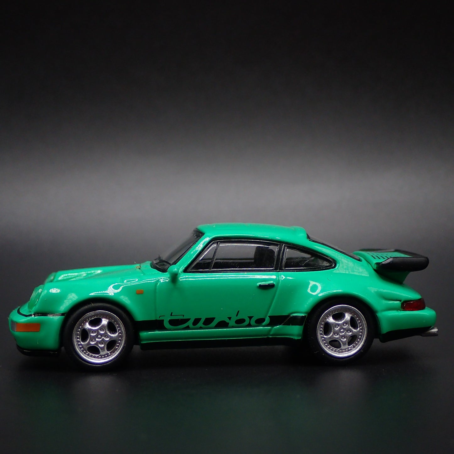 PORSCHE 911 TURBO GREEN 1:64 SCALE COLLECTIBLE DIORAMA DIECAST MODEL CAR