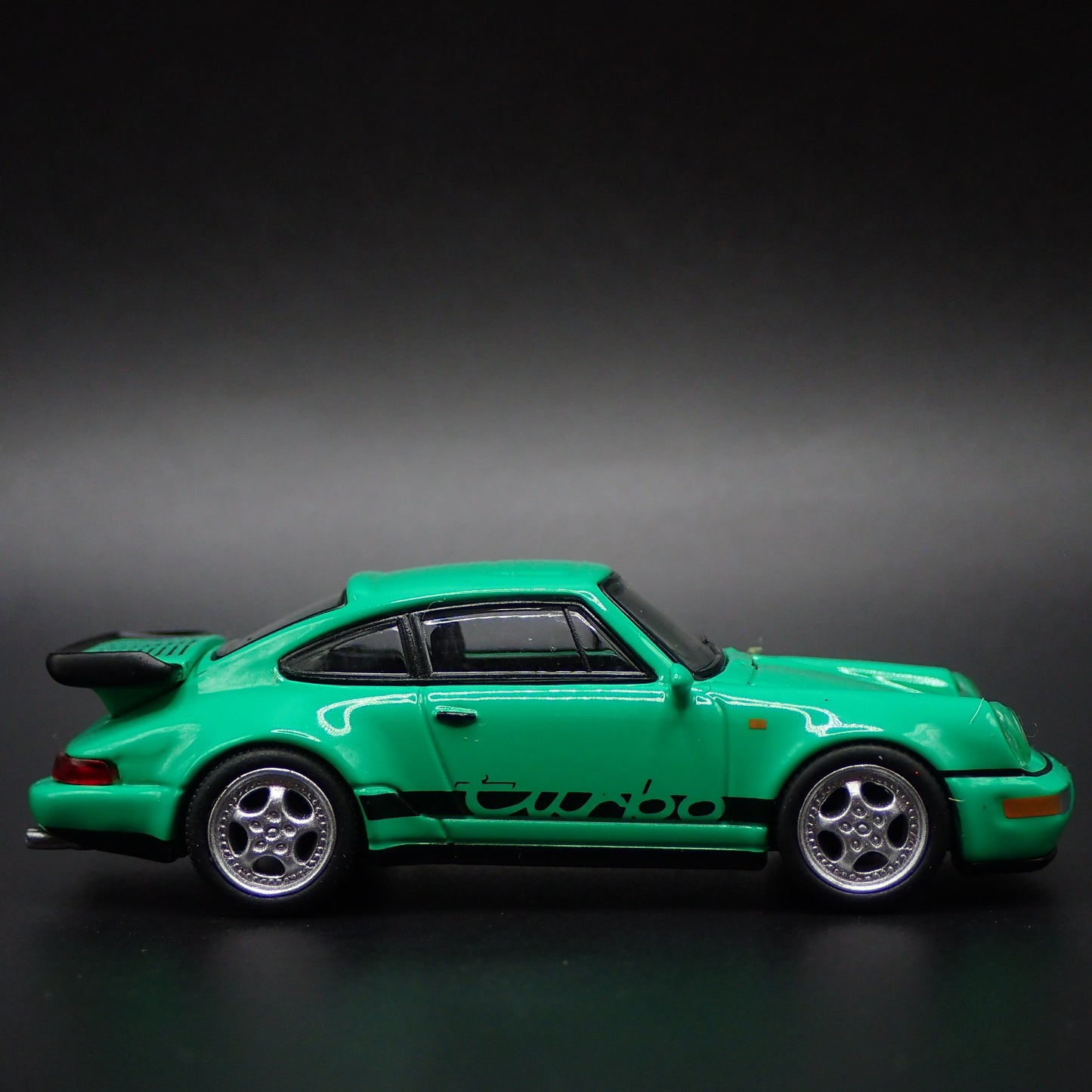PORSCHE 911 TURBO GREEN 1:64 SCALE COLLECTIBLE DIORAMA DIECAST MODEL CAR