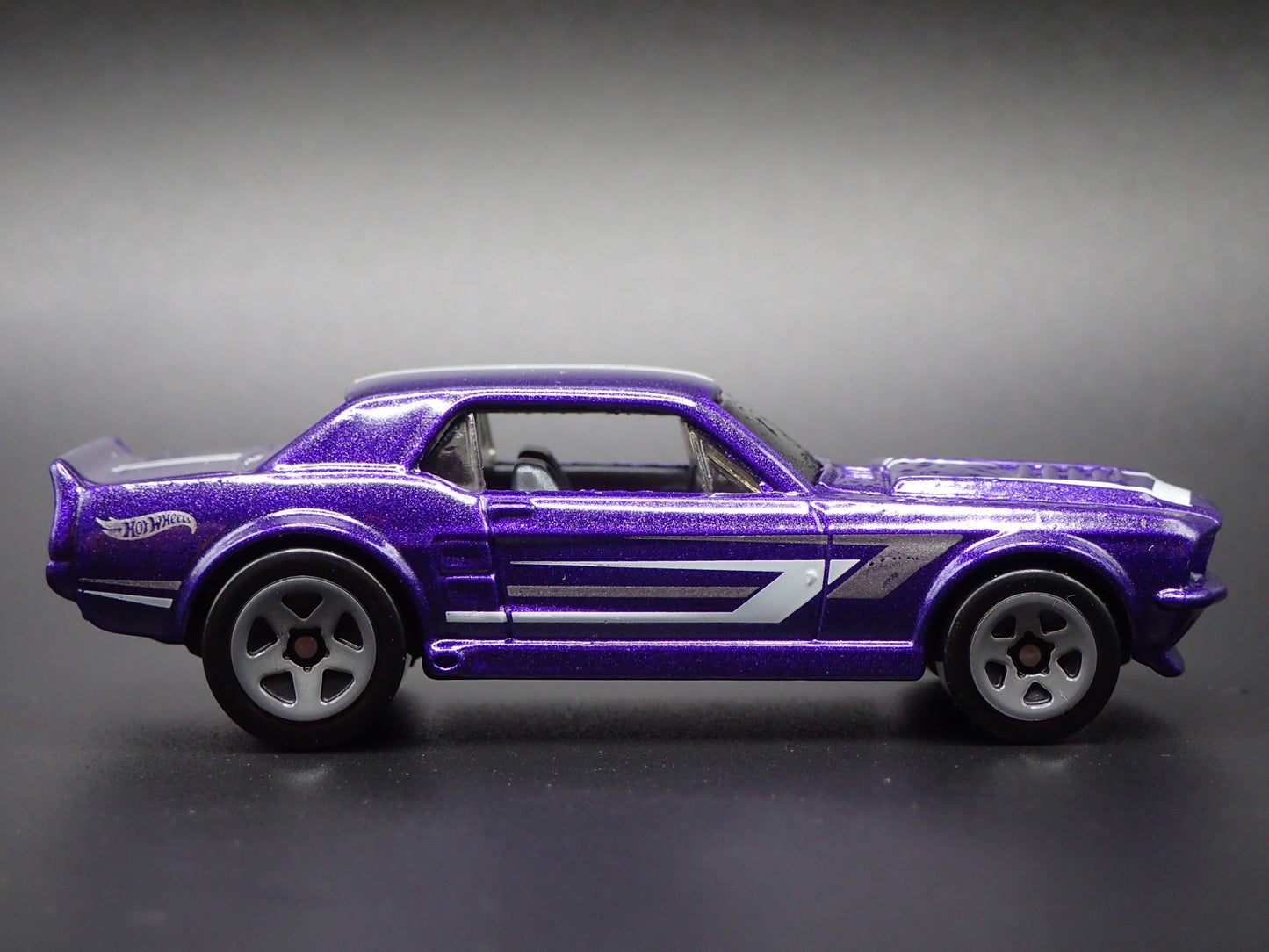 1967 67 FORD MUSTANG COUPE PURPLE 1:64 SCALE COLLECTIBLE DIECAST MODEL CAR