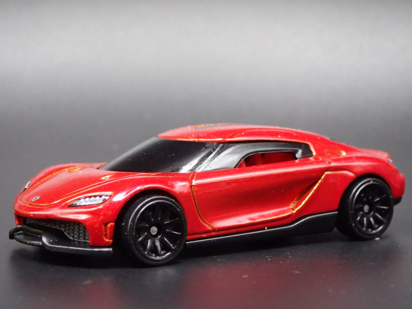 2024-2025 KOENIGSEGG GEMERA SUPER CAR RED 1:64 SCALE DIORAMA DIECAST MODEL CAR
