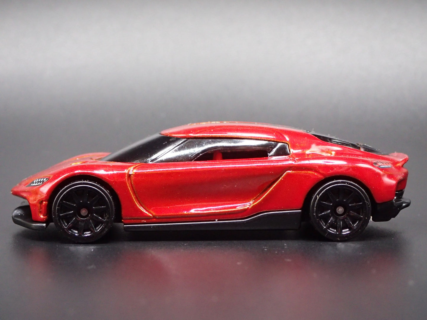 2024-2025 KOENIGSEGG GEMERA SUPER CAR RED 1:64 SCALE DIORAMA DIECAST MODEL CAR