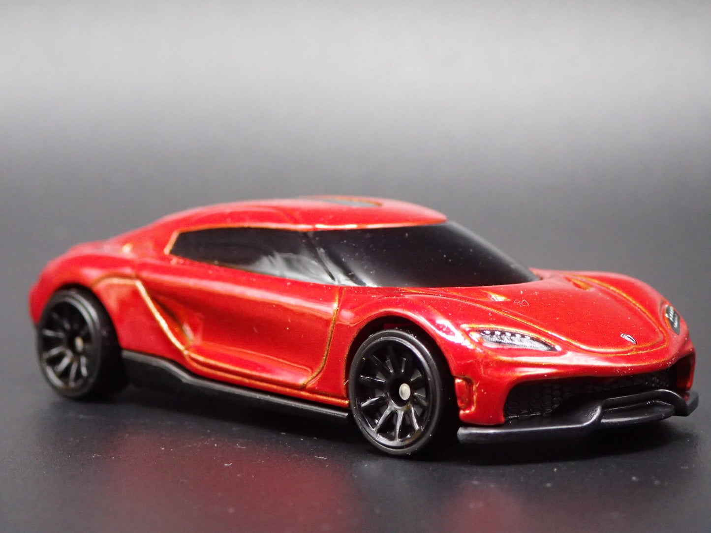 2024-2025 KOENIGSEGG GEMERA SUPER CAR RED 1:64 SCALE DIORAMA DIECAST MODEL CAR