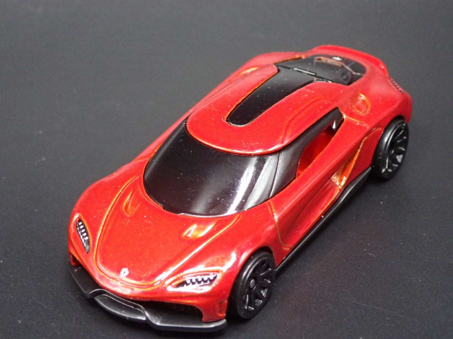 2024-2025 KOENIGSEGG GEMERA SUPER CAR RED 1:64 SCALE DIORAMA DIECAST MODEL CAR