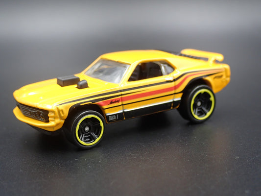 1970 70 FORD MUSTANG MACH 1 FASTBACK ORANGE 1:64 SCALE DIORAMA DIECAST MODEL CAR