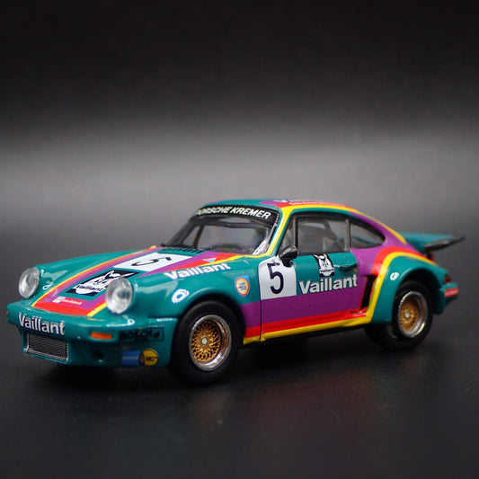 PORSCHE 911 CARRERA RSR 3.0 VAILLANT RACING 1:64 SCALE DIORAMA DIECAST MODEL CAR