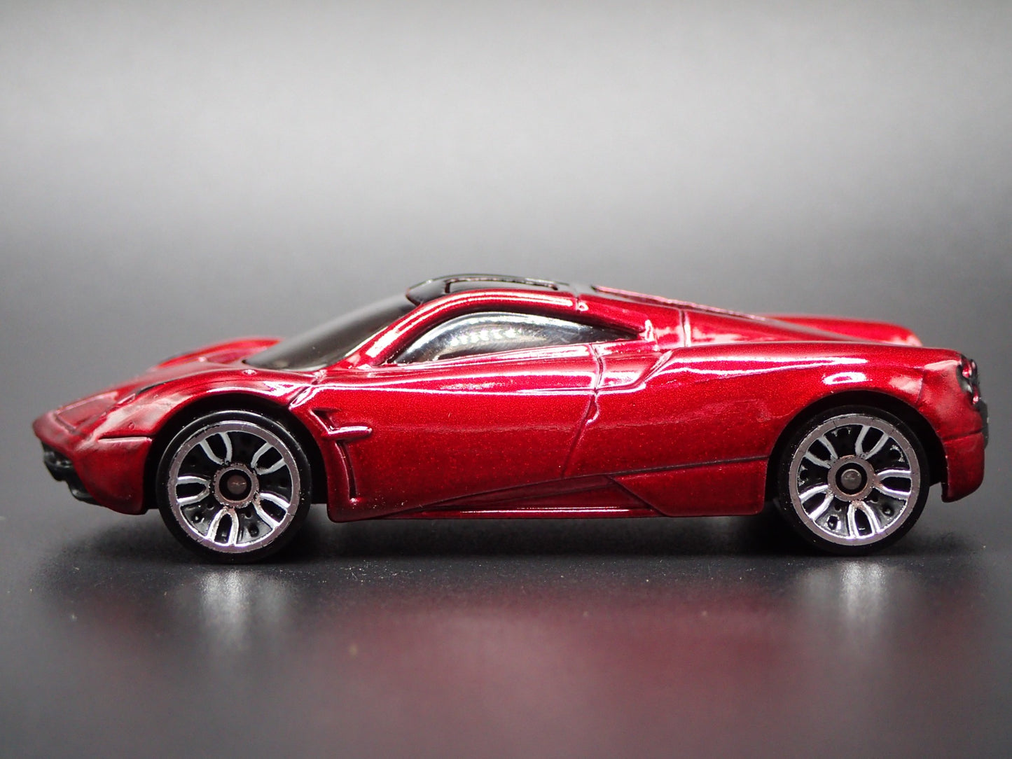 2011-2018 PAGANI HUAYRA SUPER CAR RED 1/64 SCALE DIORAMA DIECAST MODEL CAR