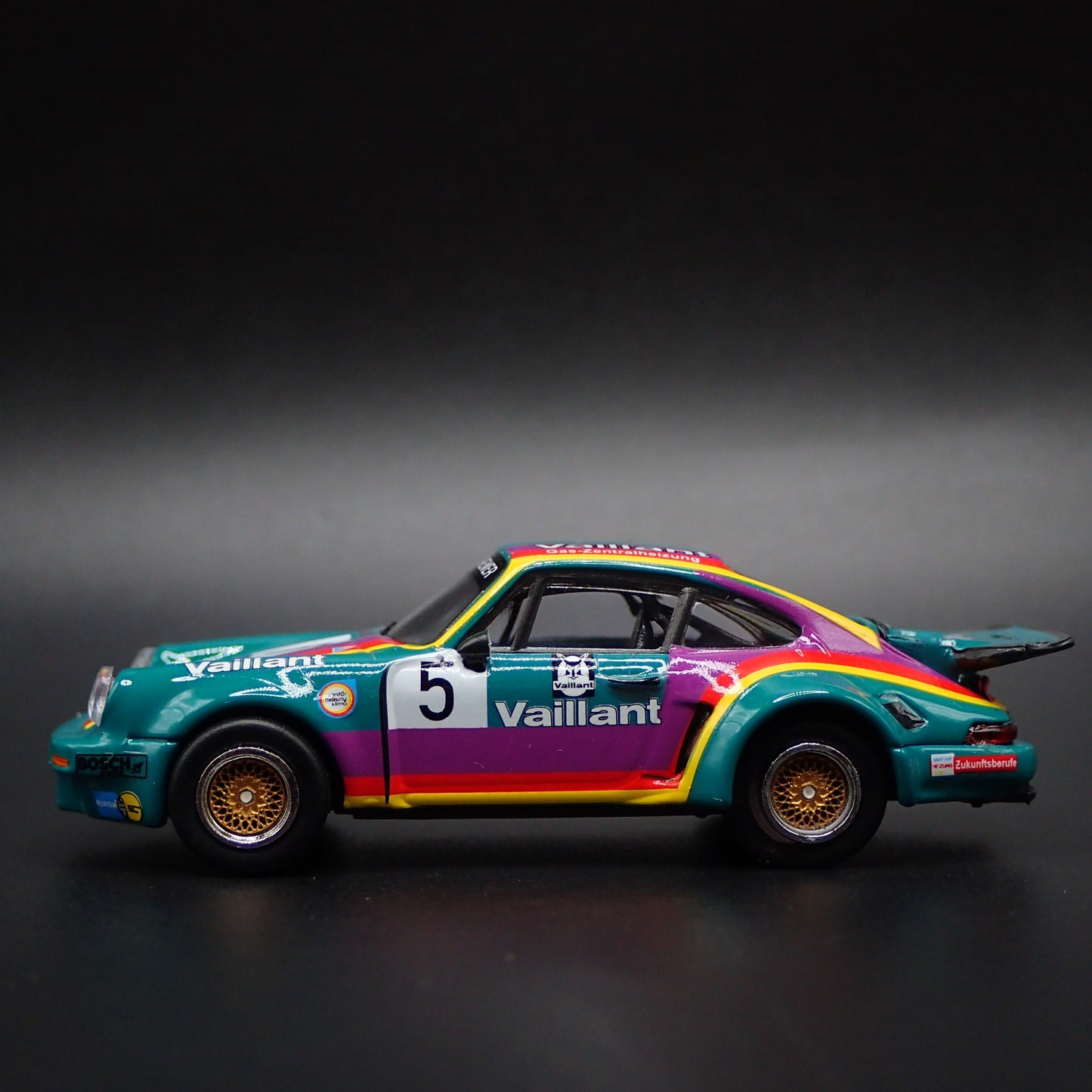 PORSCHE 911 CARRERA RSR 3.0 VAILLANT RACING 1:64 SCALE DIORAMA DIECAST MODEL CAR
