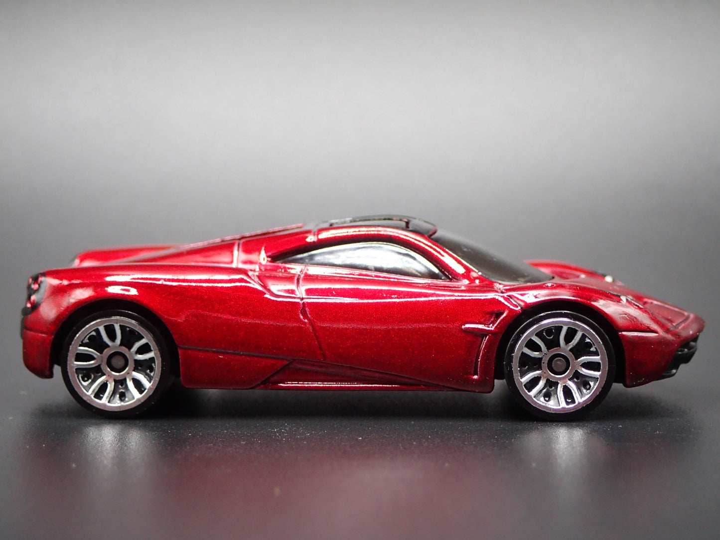 2011-2018 PAGANI HUAYRA SUPER CAR RED 1/64 SCALE DIORAMA DIECAST MODEL CAR