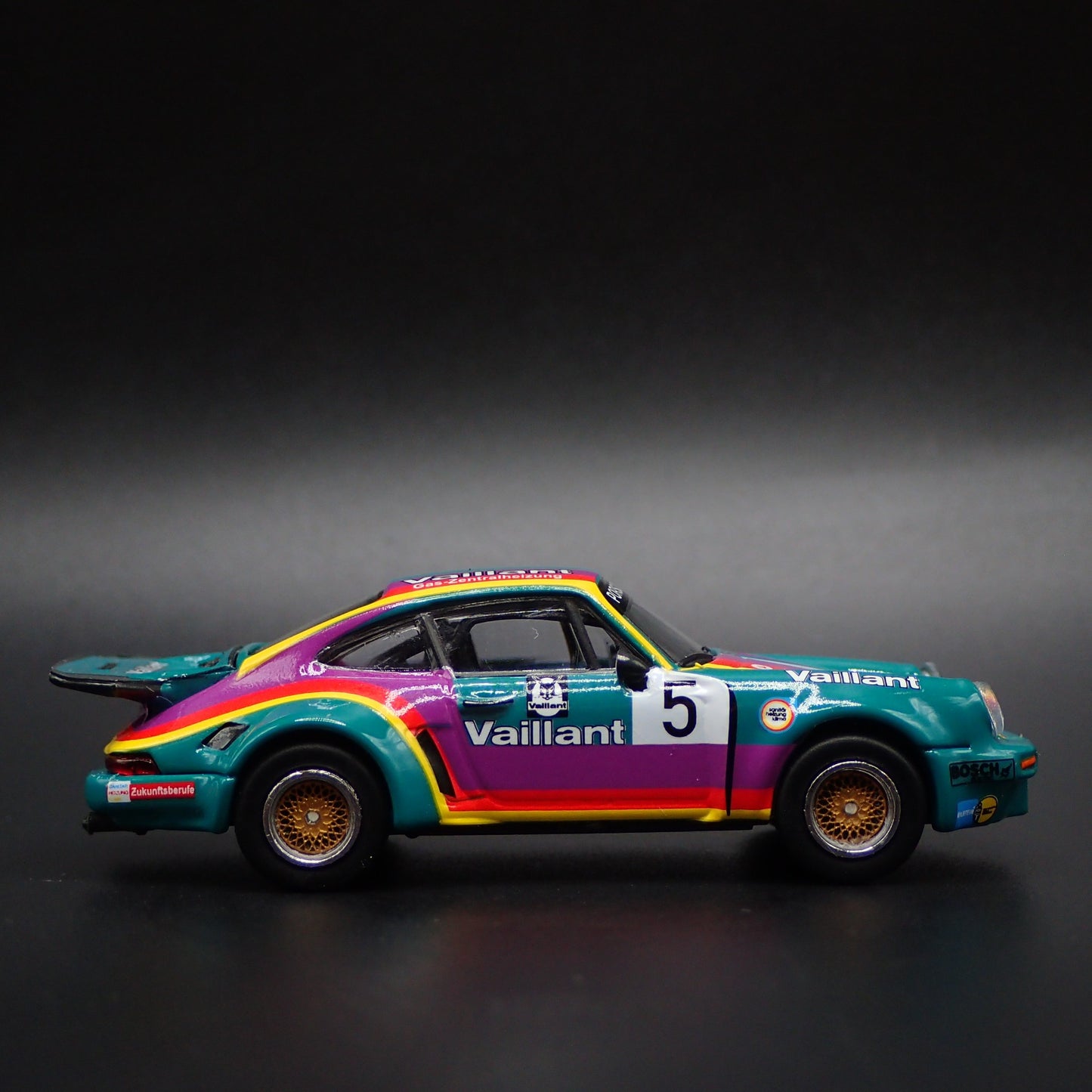 PORSCHE 911 CARRERA RSR 3.0 VAILLANT RACING 1:64 SCALE DIORAMA DIECAST MODEL CAR