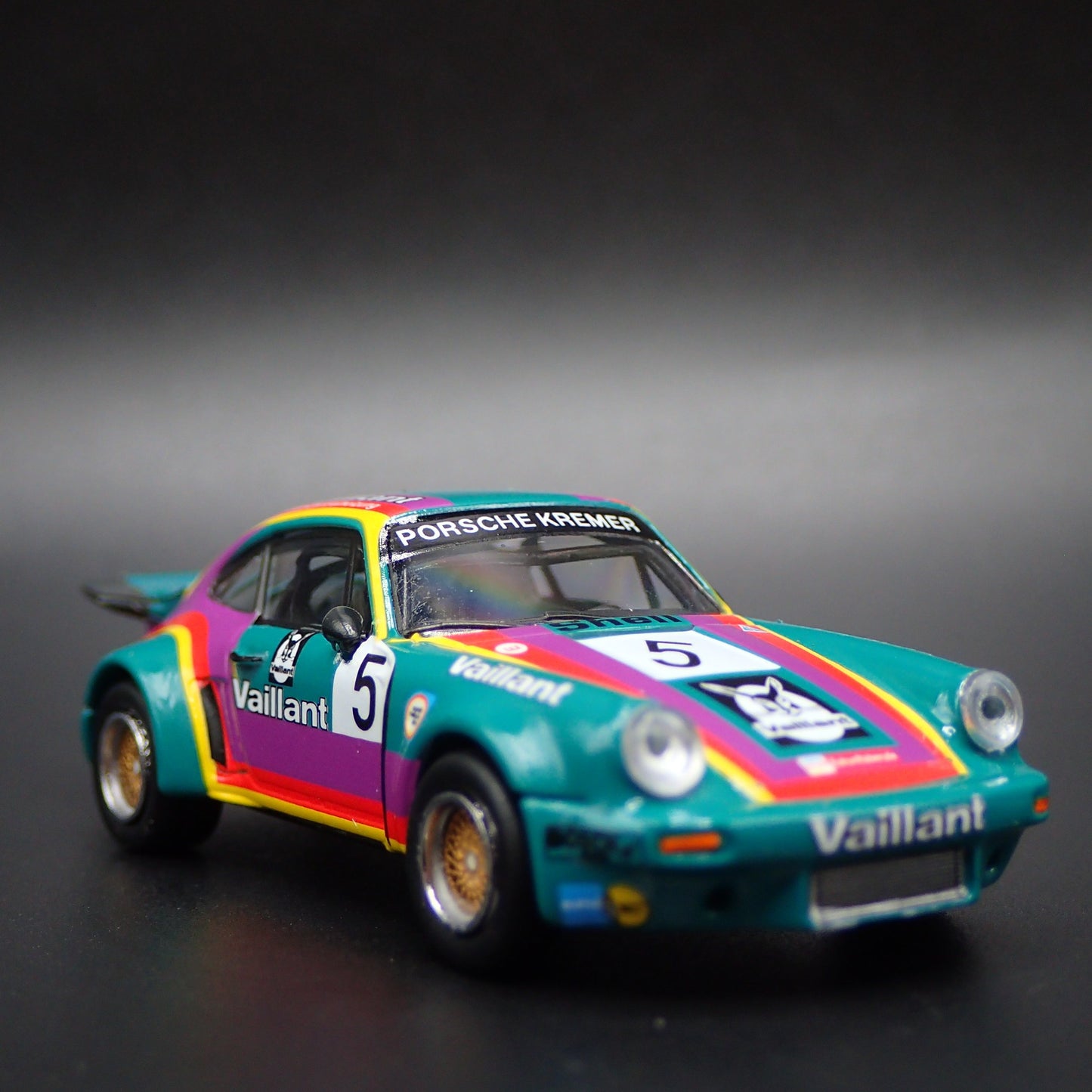 PORSCHE 911 CARRERA RSR 3.0 VAILLANT RACING 1:64 SCALE DIORAMA DIECAST MODEL CAR
