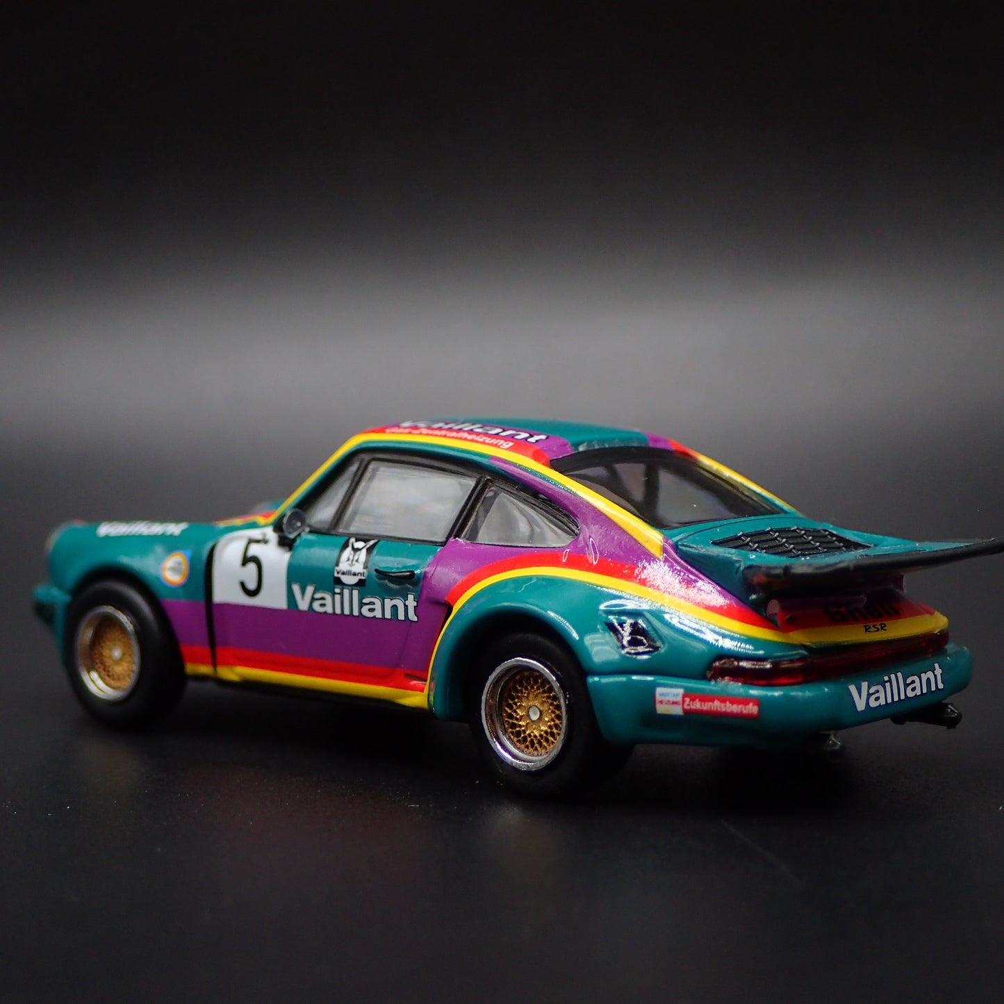 PORSCHE 911 CARRERA RSR 3.0 VAILLANT RACING 1:64 SCALE DIORAMA DIECAST MODEL CAR