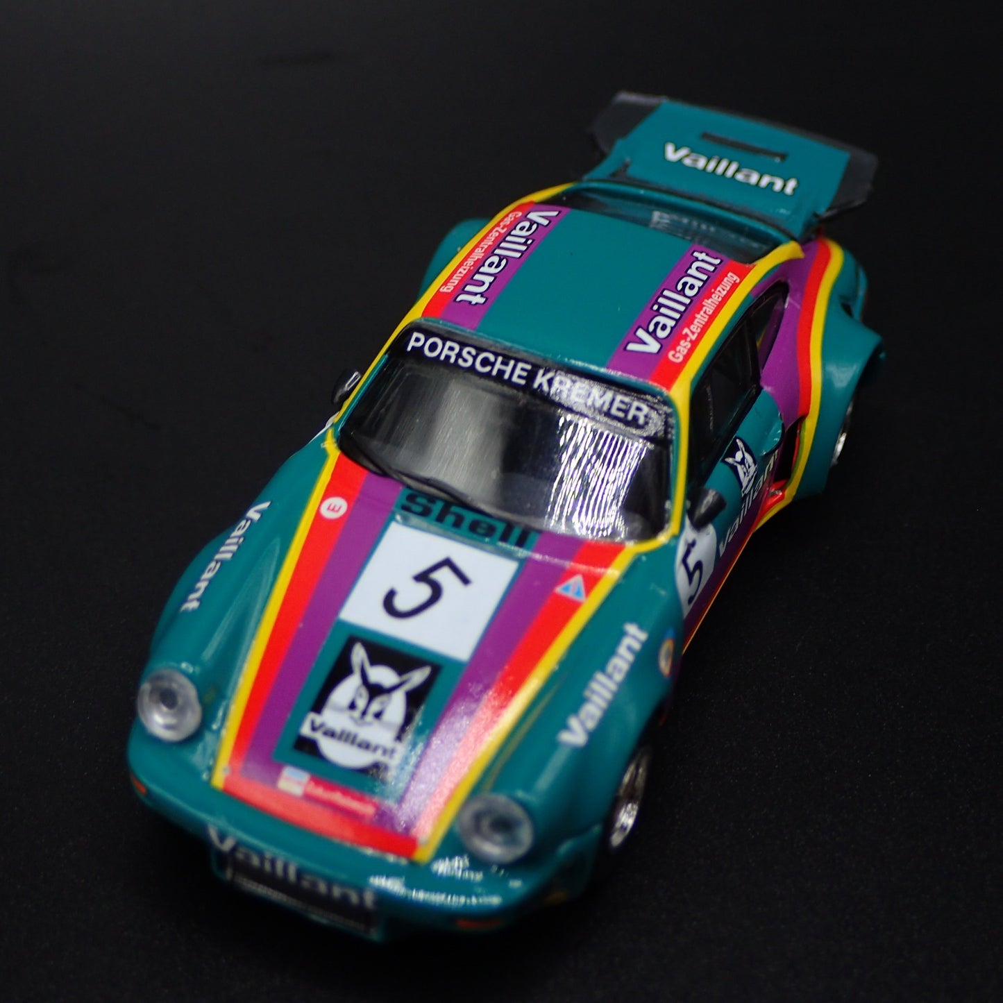 PORSCHE 911 CARRERA RSR 3.0 VAILLANT RACING 1:64 SCALE DIORAMA DIECAST MODEL CAR