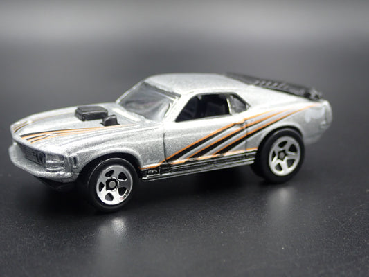 1970 70 FORD MUSTANG MACH 1 FASTBACK SILVER 164 SCALE DIORAMA DIECAST MODEL CAR