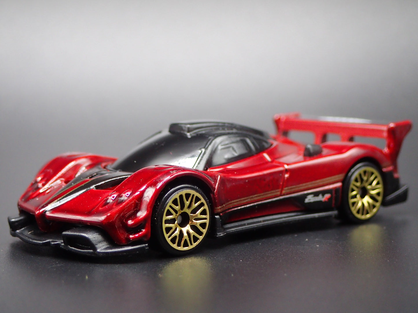 2009-2011 PAGANI ZONDA R SUPERCAR BURGUNDY 1:64 SCALE DIORAMA DIECAST MODEL CAR